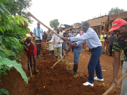 Umuyobozi w'Akarere ka Nyamasheke n'abaturage mu guhanga umuhanda uzafasha abaturage kuva mu bwigunge no kubona inzira nyabagendwa z'umusaruro wabo, kwivuza ni kugenderana n'abandi.