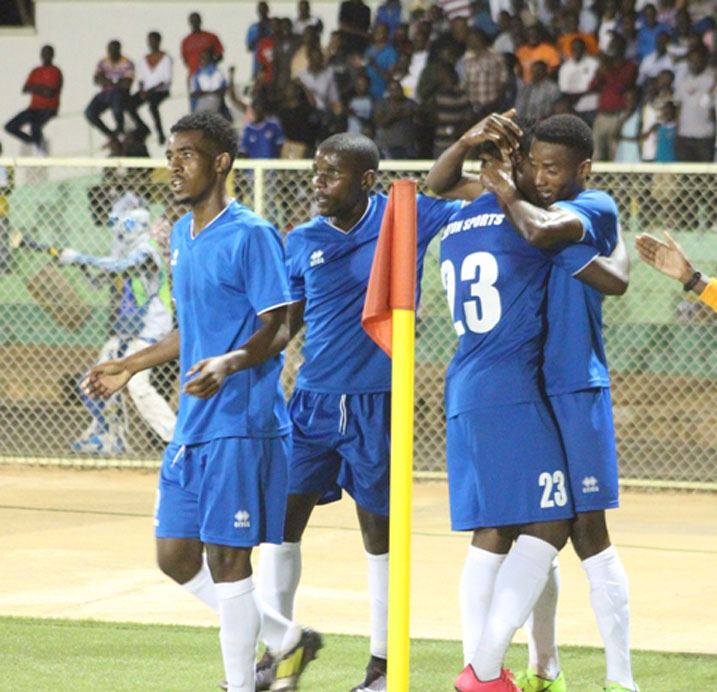 Kwizera Pierrot ashimirwa na bagenzi be nyuma y'igitego gifungura Shampiona