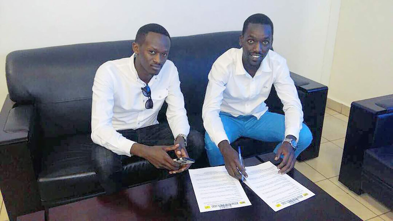 Umunyamabanga mukuru wa Mukura Fidele Niyobuhungiro na Gael Duhayindavyi nyuma yo gusinya amasezerano