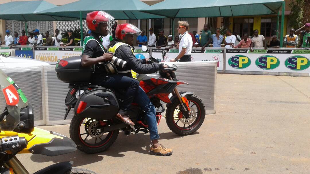 Moto zikorwa na RMC ziri no muzitwara abanyamakuru bafata amashusho muri Tour du Rwanda