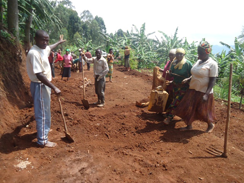 Abaturage baremeza ko umuhanda mushya uzababera igisubizo.