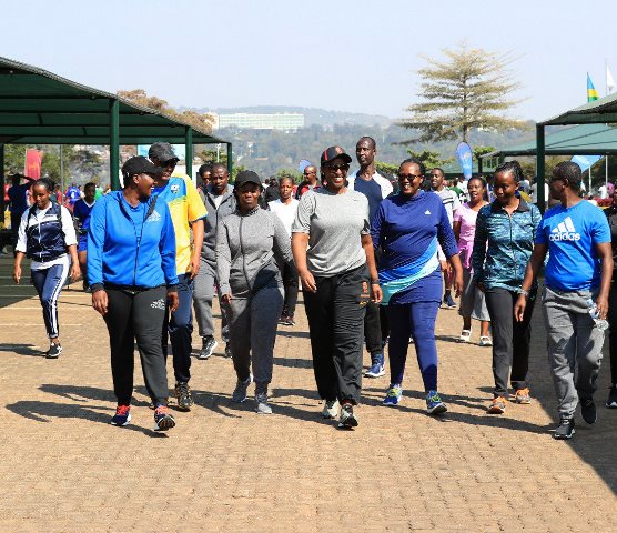 Madame Jeannette Kagame n'Abanyamuryango ba Imbuto Foundation muri Car Free day
