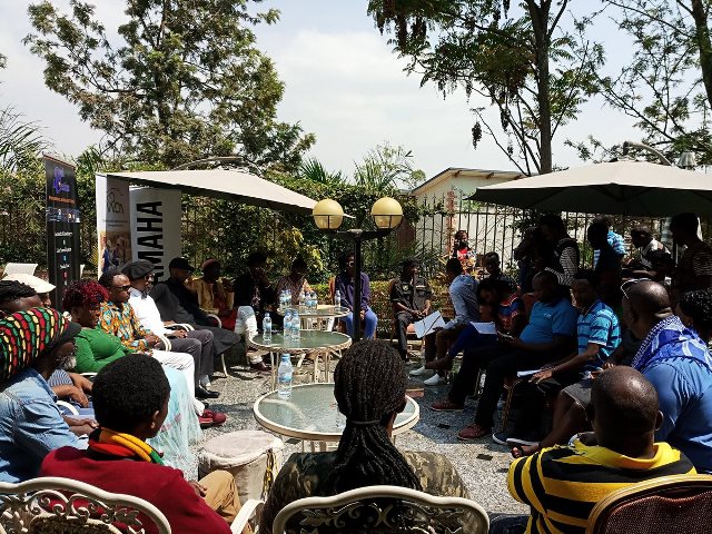 Abahanzi n'abanyamakuru mu kiganiro cyavugaga kuri kigali Up