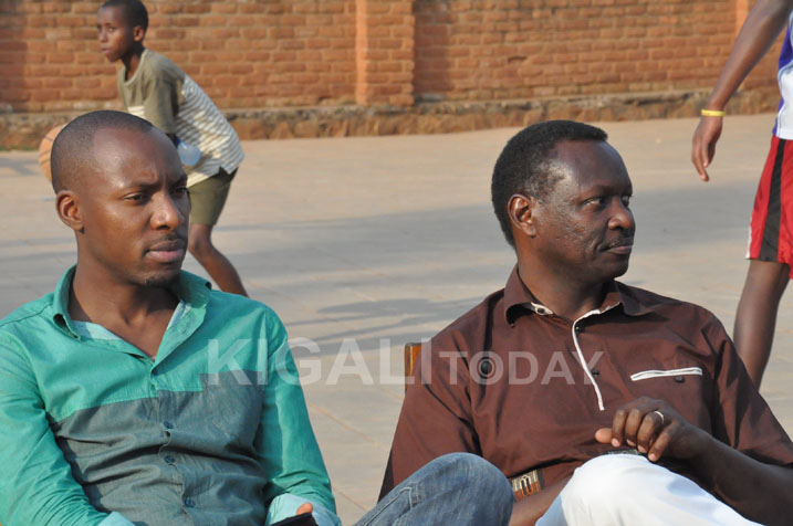 Robert Bayigamba (iburyo) akurikirana imikino yo Kwibuka ku kibuga cya Kimisagara