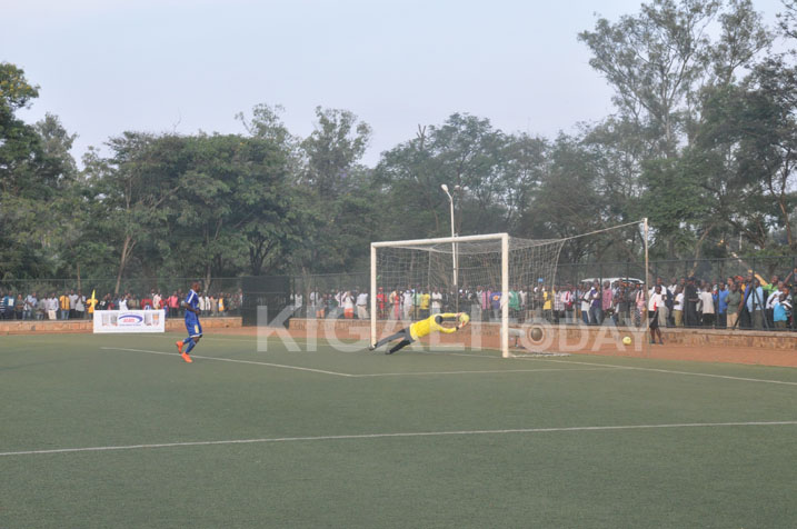 Umunyezamu arwana n'umupira