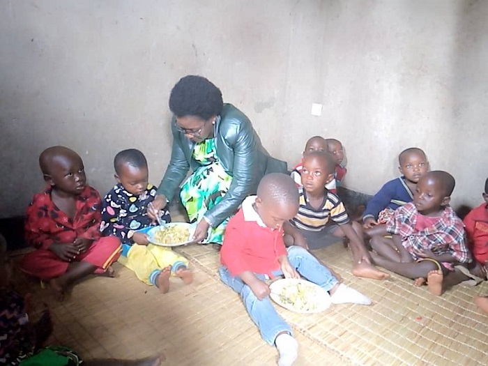 Minisitiri Solina Nyirahabomana yagendereye ingo mbonezamikurire z