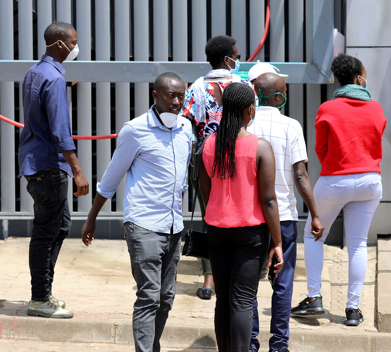 Abaturage bagirwa inama yo kwambara agapfukamunwa neza cyane cyane mu ruhame ariko hari abatabikozwa