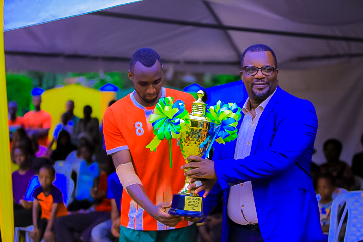 Kapiteni w'ikipe ya Gicumbi HT ashyikirizwa igikombe na Perezida wa FERWAHAND