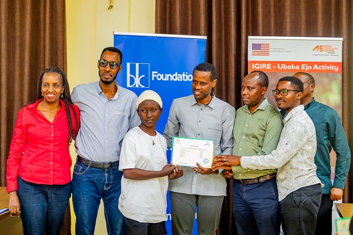 Umwe barangije kwiga ahabwa impamyabushobozi