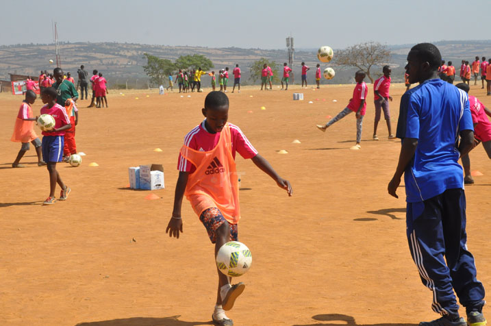 Batangiye gutinyuka umupira w'amaguru