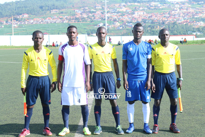 Mbere y'umukino, abasifuzi na ba Kapiteni bifotoza