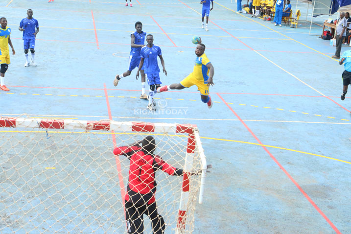 Umukinnyi w'u Rwanda yagurutse ngo atere umupira neza