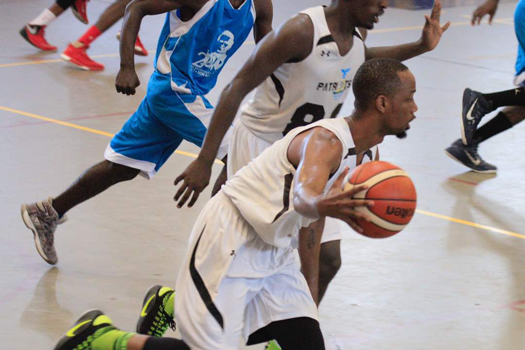 Hakizimana Lionnel wa Patriots ahanganye n'abakinnyi ba Savio