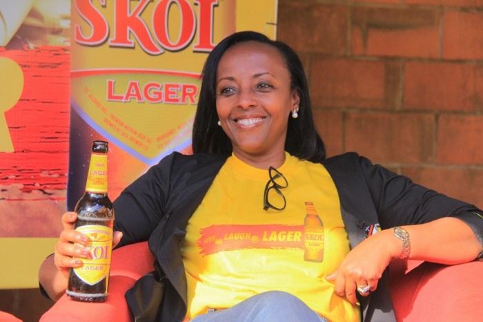 Anita Haguma ushinzwe kumenyekanisha ibicuruzwa bya Skol mu Rwanda na we yaryohewe no kunywa Skol Lager areba abanyarwenya