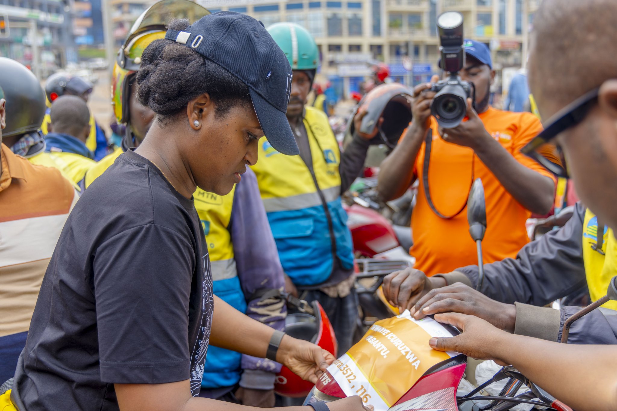Umunyamabanga wa Leta muri Minisiteri y'Urubyiruko n'Iterambere ry'Ubuhanzi, Sandrine Umutoni, yifatanyije n'abakoreye umuganda i Nyabugogo