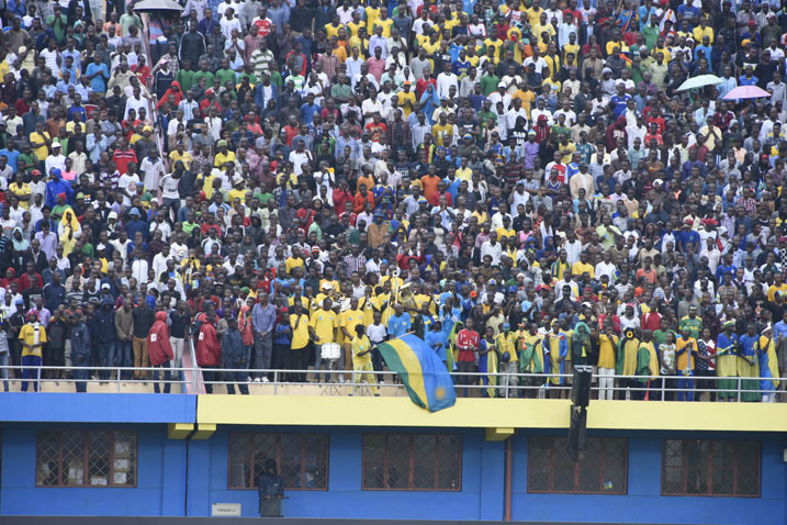 Abafana ntibakanzwe n'imvura (itari iy'ibitego) bakomeje barafana kandi ari benshi