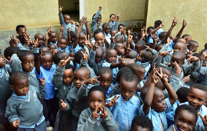 Nyampinga Mutesi Jolly yari yishimanye n'abana.