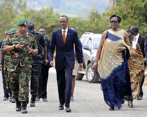 Perezida Kagame na Madamu we Jeanette Kagame bakigera mu kigo cya Kami.