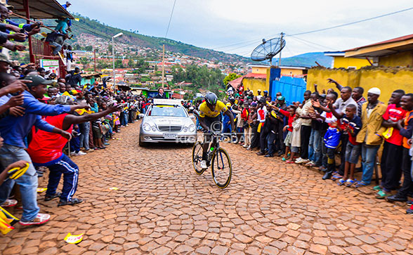 Ahazwi nko kwa Mutwe i Nyamirambo, hari tariki 19/11/2016, ubwo bavaga i Musanze berekeza i Kigali, Valens Ndayisenga ararinyonga maze aza kwanikira abandi