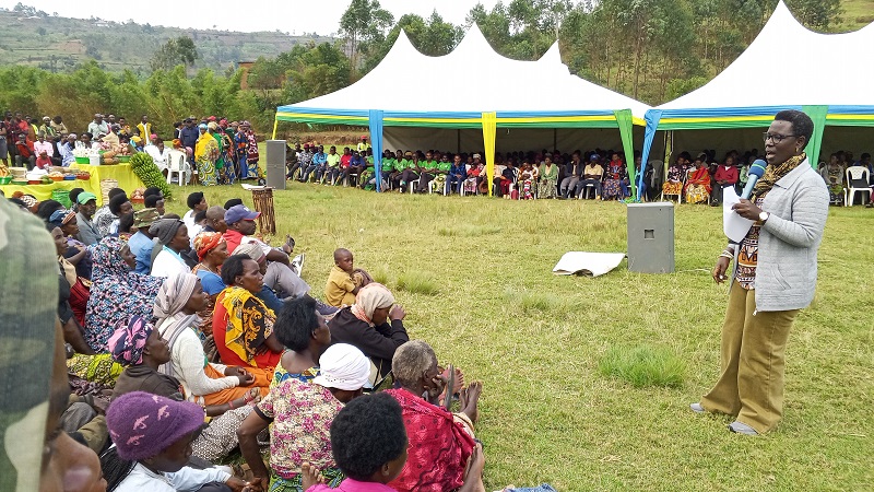 Meya Kayitare aganiriza abaturage