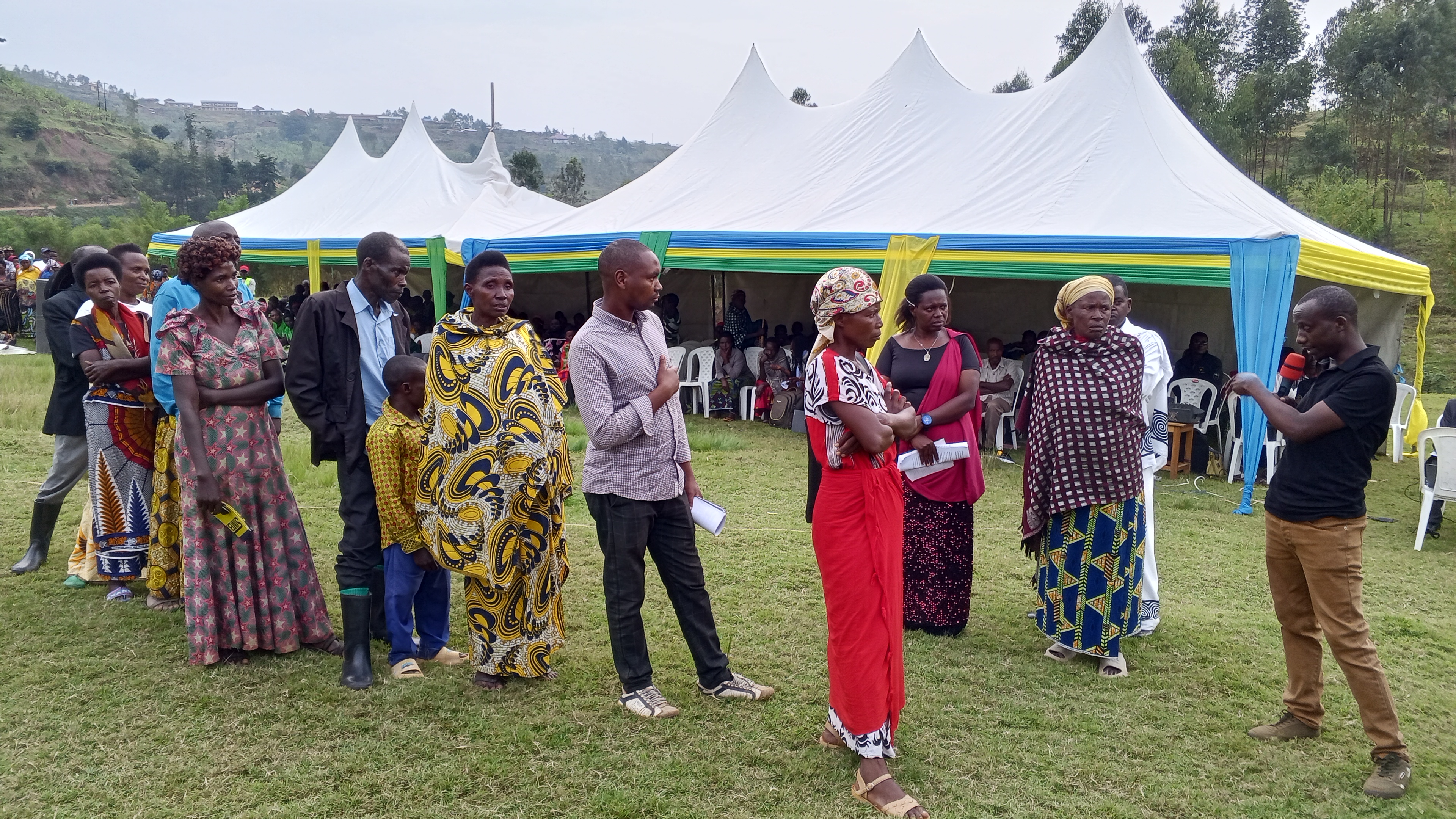 Abaturage bahawe umwanya wo kubaza ibibazo byabo