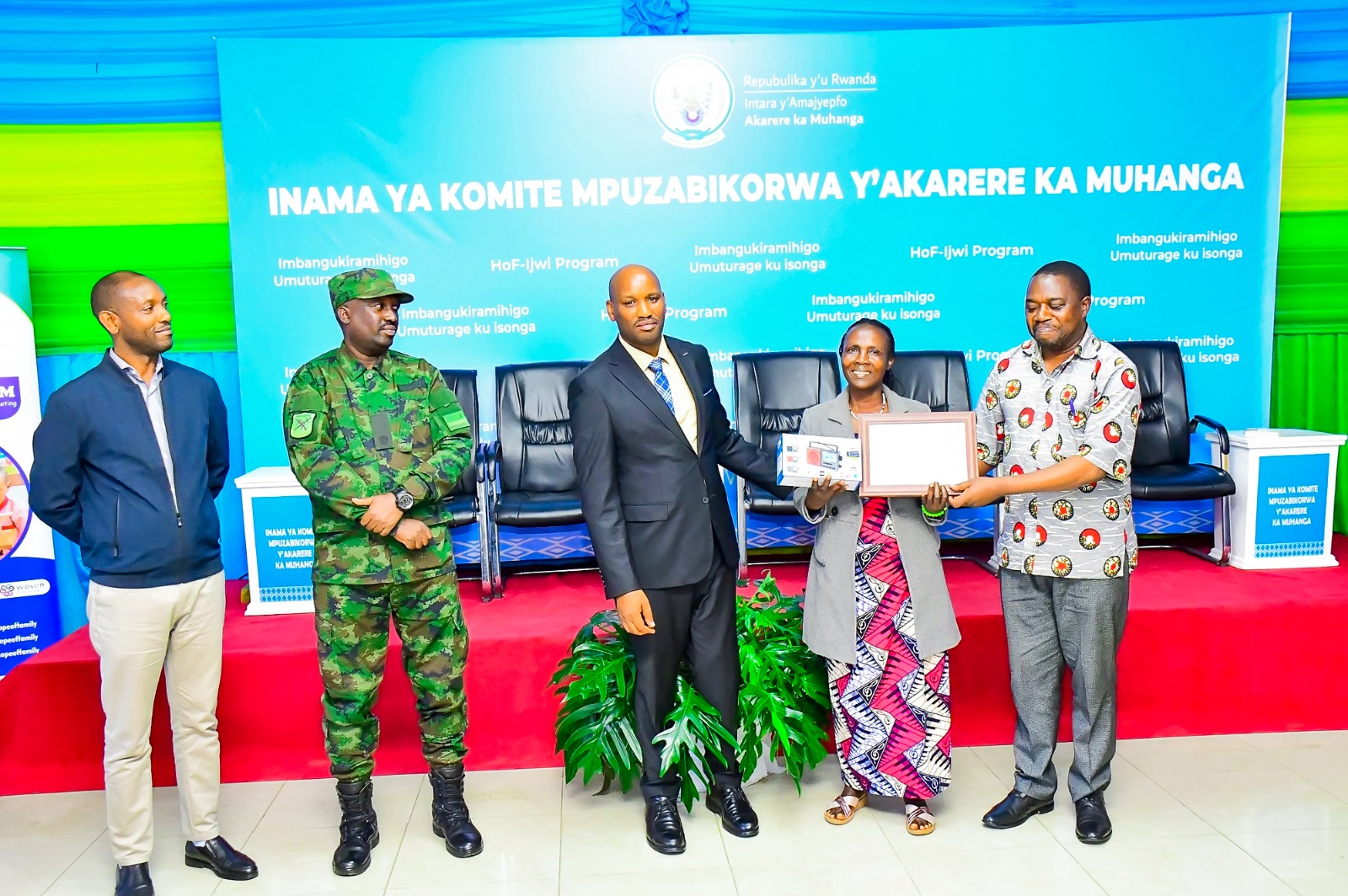 Mukamusoni ashyikirizwa radio y