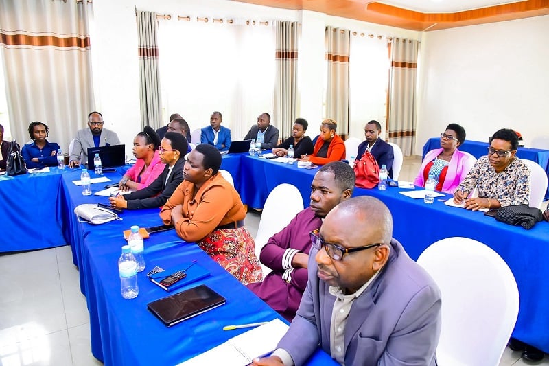 Abakozi b'Umurenge wa Nyamabuye basabwe kuba indorerwamo y'indi Mirenge igize Akarere ka Muhanga 