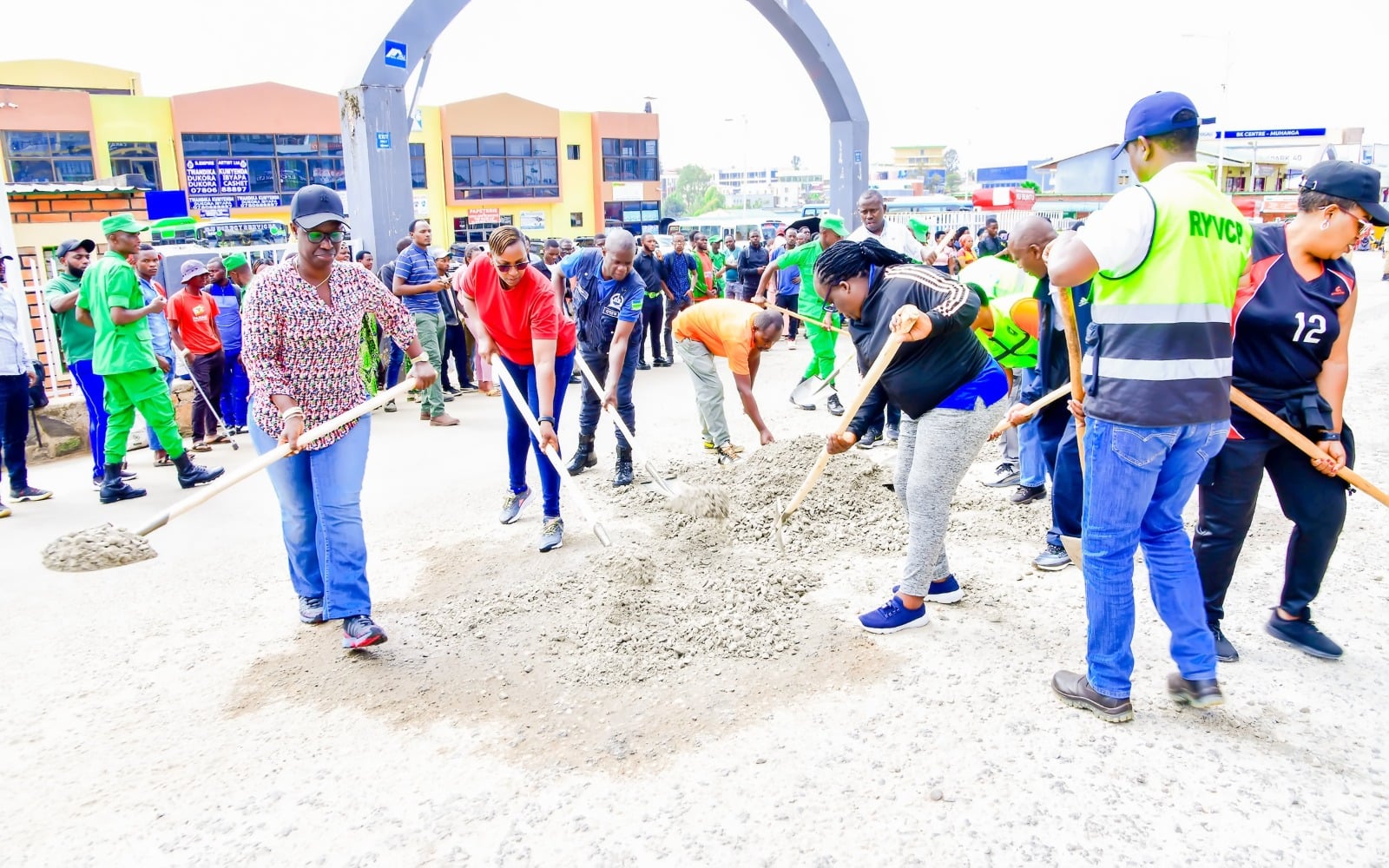 Abayobozi batandukanye ndetse n'abaturage batunganya umuhanda unyura imbere ya gare ya Muhanga