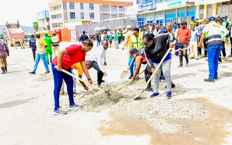 Abadepite bamaze iminsi barura Akarere ka Muhanga na bo birabiriye uyu muganda