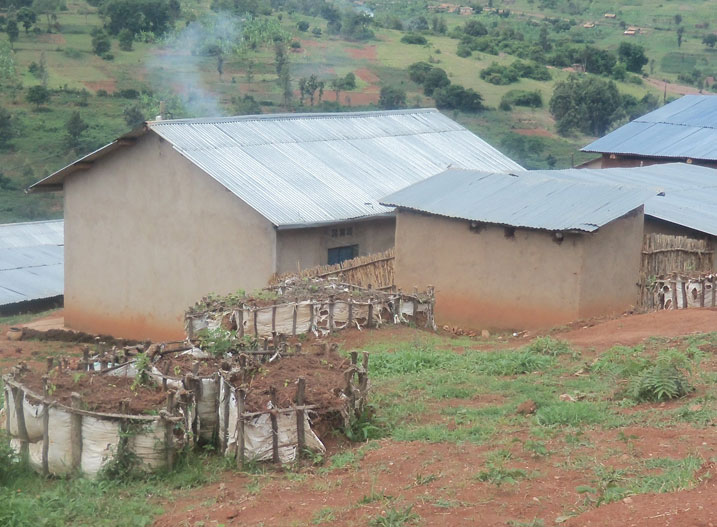 Bamwe mu baturage bagezweho na VUP bavuga babashije gutunganya amazu batuyemo.