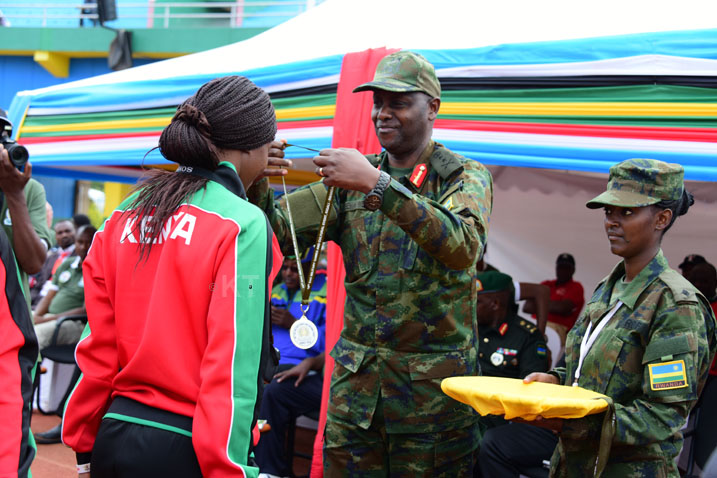 Umusifuzi na we yambitswe umudali