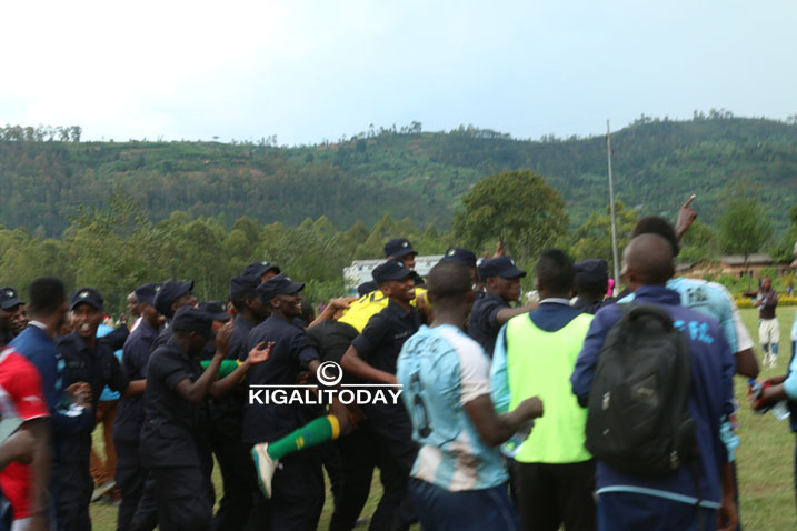 Abafana ba Police Fc mu byishimo, aha bari bateruye umunyezamu Nzarora Marcel