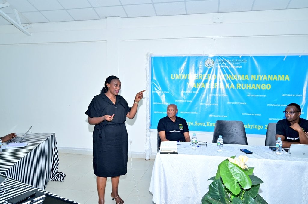 Guverineri Kayitesi aganiriza abitabiriye icyo gikorwa