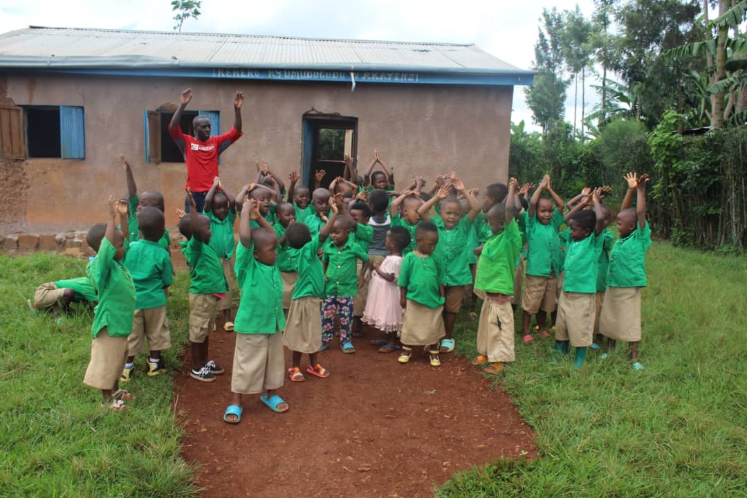 Uyu mugabo arafasha abana mu dukino twabo