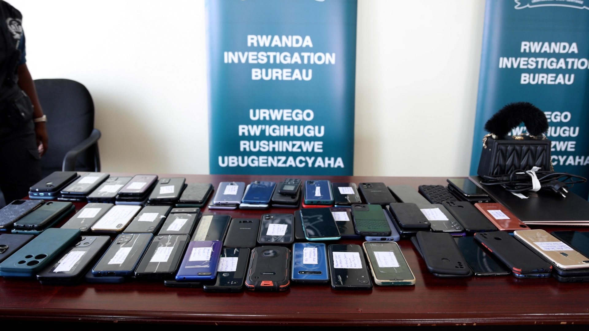 Hasubijwe telefone 193 zari zaribwe