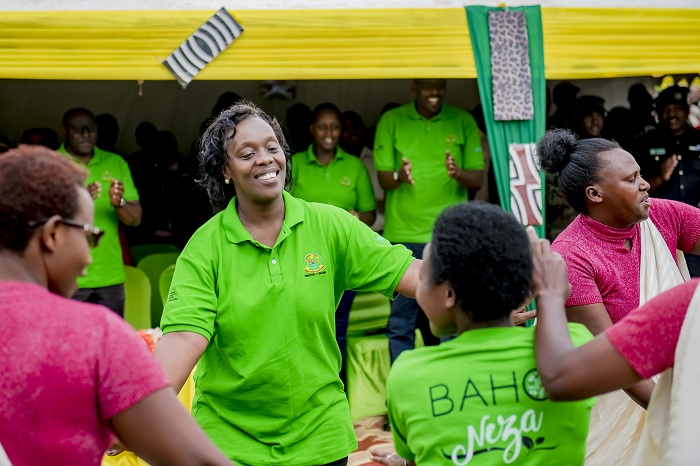 Abayobozi basabanye n'abaturage bitabiriye ubukangurambaga