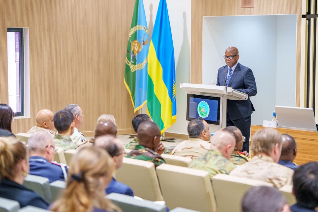 Minisitiri Marizamunda abaganiriza