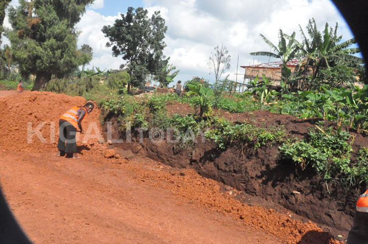 Hari gukorwa umuhanda ujya ku kibuga cy'imyitozo