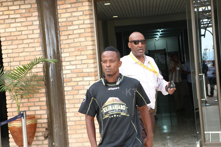 Haruna wahoze akinira APR Fc,aha yari atandukanye n'Umunyamabanga mukuri w'iyi kipe yahozemo