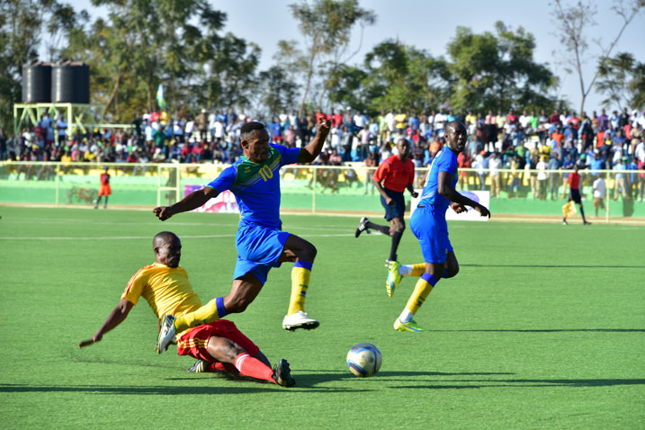 Bokota Labama yagurukaga, aha yari asumbutse ba myugariro ba Uganda