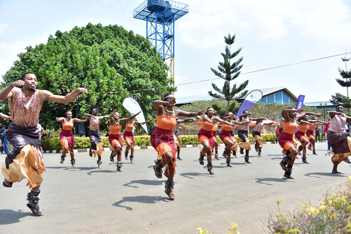 Itorero Indangamirwa zasusurukije abitabiriye iri siganwa