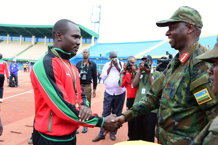 Maj Gen Jacques Musemakweli, Umugaba Mukuru w'Ingabo zirwanira ku butaka ni we wambitse aya makipe imidali