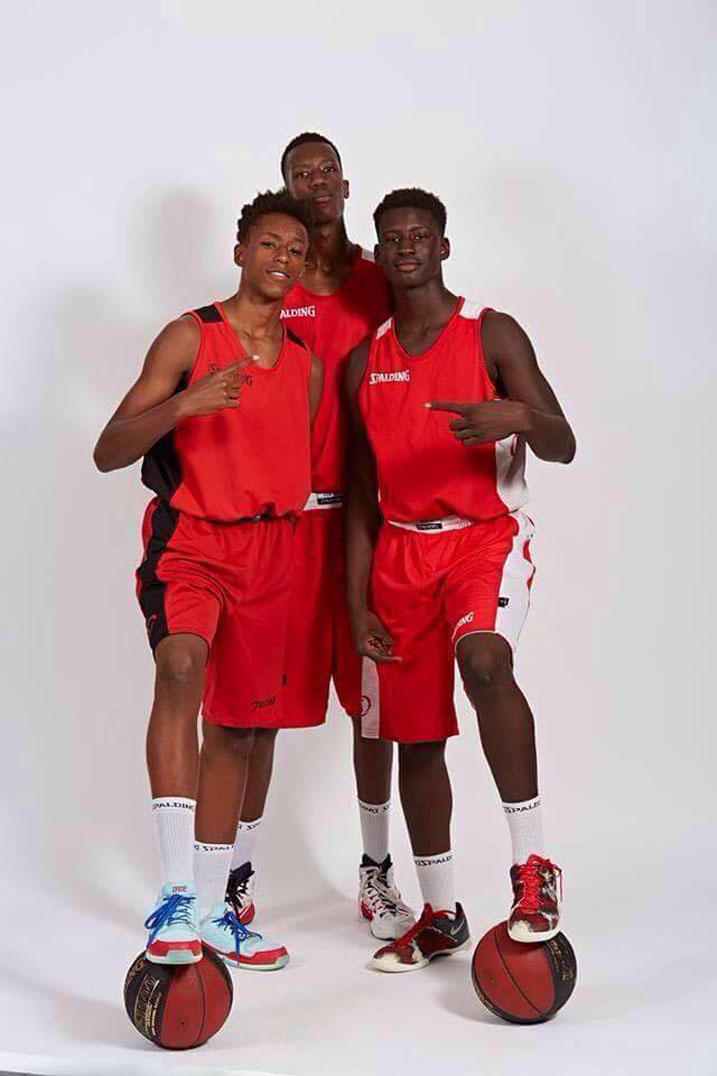 Lennox Niyitegeka (uri inyuma) akinira Elan Chalon yo mu Bufaransa