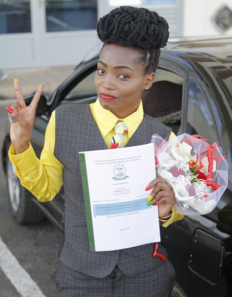 Ubwo Young Grace yibeshyeraga ko yarangije kaminuza. Yari yiteguye kuva ku myenda, igitabo mpimbano, indabo n'ibindi