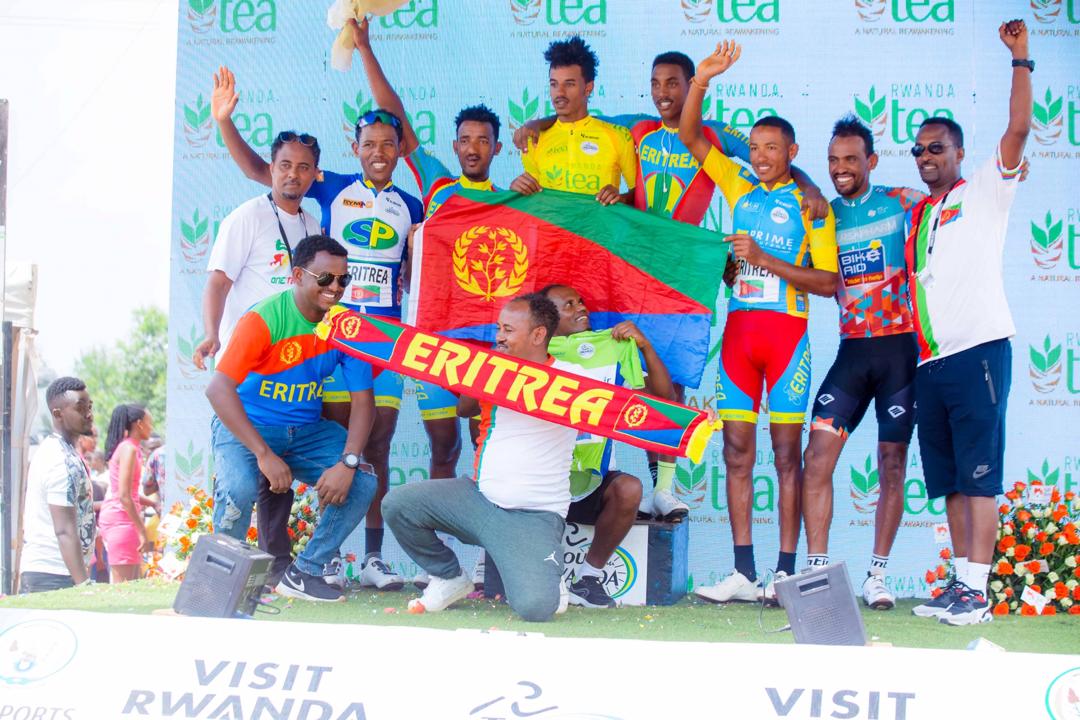 Abanya-Eritrea bishimana na mugenzi wabo Tesfazion wegukanye Tour du Rwanda 2020