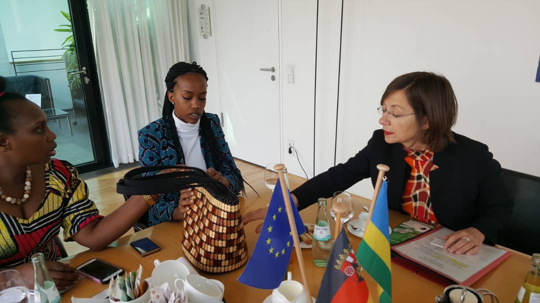 Miss Elsa ubwo yahuraga na Monika Fuhr amusobanurira ibikorerwa mu Rwanda 