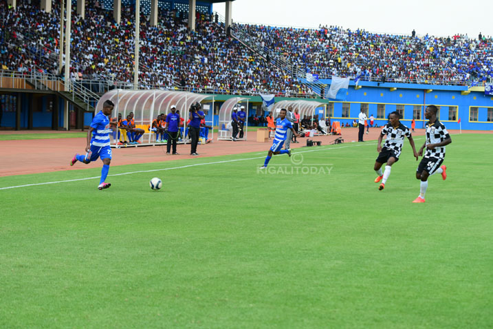 Nzayisenga Jean d'Amour uzwi ku izina rya Mayor, yohereza umupira ngo ba rutahizamu birwaneho