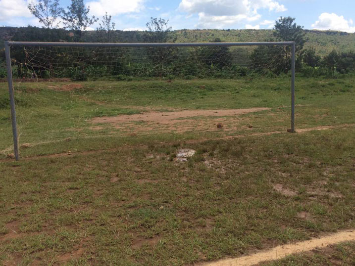 Umunyezamu araba ahanganye n'umupira n'ubunyereri