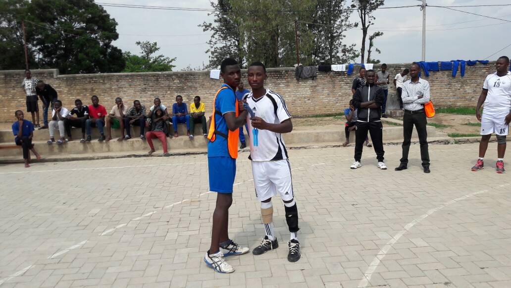 Nshimiyimana Alexis wambaye umweru na murumuna we Mbesutunguwe Samuel, umwe akinira ikipe y'igihugu y'abatarengeje imyaka 17 undi iy'abatarengeje 20