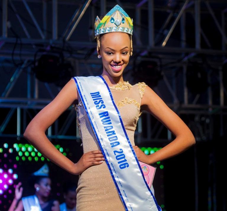 Jolly Mutesi ubwo yambikwaga ikamba rya Miss Rwanda 2016 (Photo Internet)